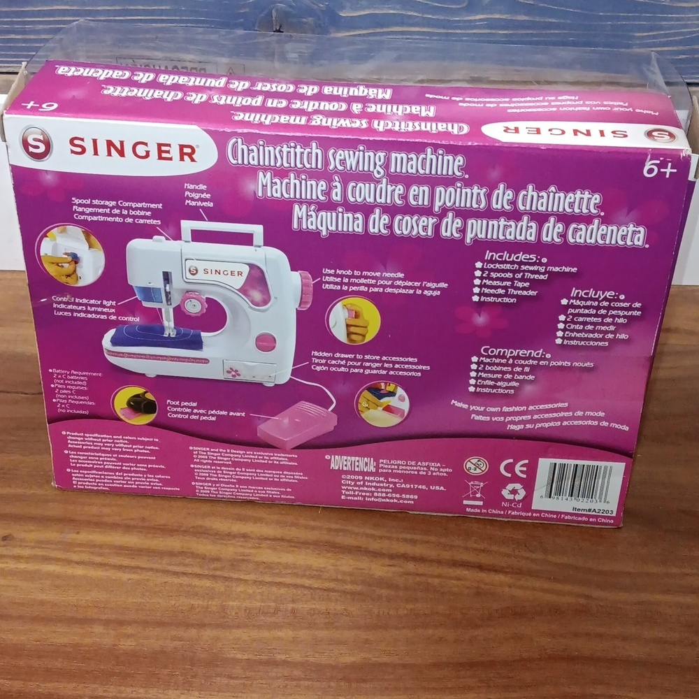 Singer Chainstitch Sewing Machine NIB - Picture 3 of 4